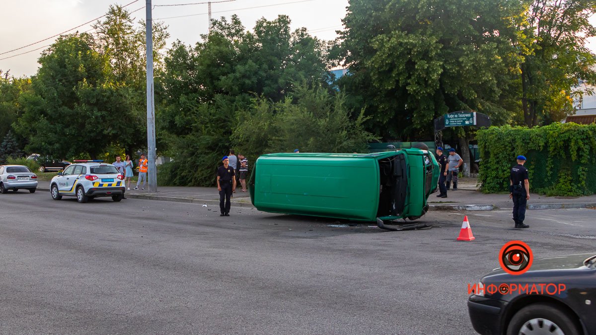 Mercedes который ехал в противоположную сторону, поворачивал на Тепличную Mercedes который ехал в противоположную сторону, поворачивал на Тепличную