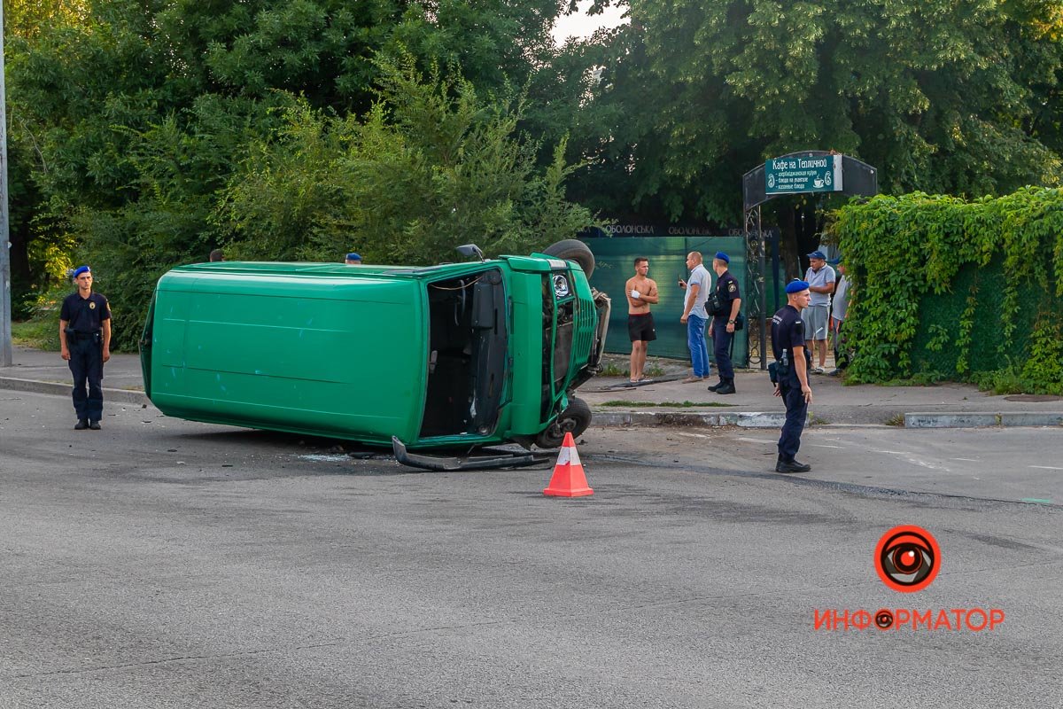 В результате удара микроавтобус перевернулся на бок, а Audi вынесло на тротуар В результате удара микроавтобус перевернулся на бок, а Audi вынесло на тротуар