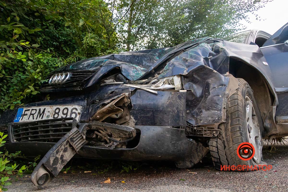 Audi вынесло на тротуар Audi вынесло на тротуар