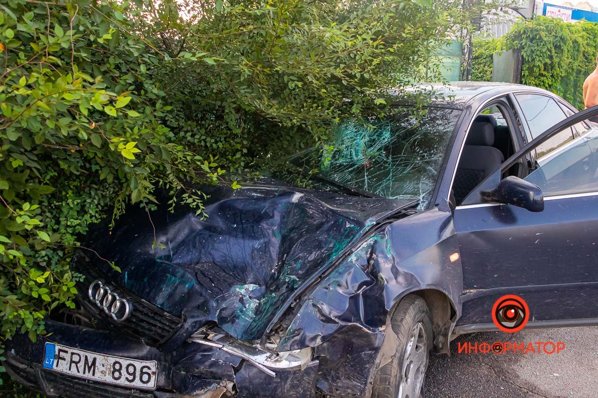 Столкнулись Audi 6 и микроавтобус Mercedes Столкнулись Audi 6 и микроавтобус Mercedes