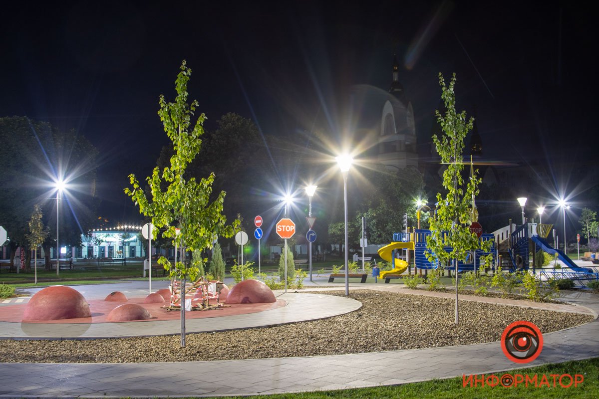 Сквер радует жителей и гостей района красивыми деревьями, яркой детской площадкой и необычными аллеями