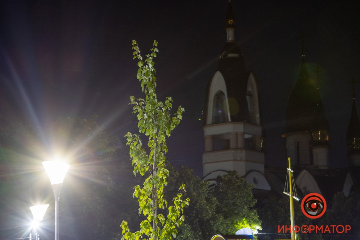 На фоне храма