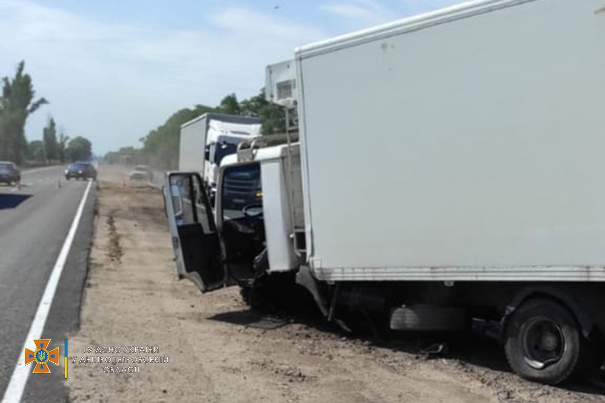 В Днепропетровской области на трассе столкнулись MAN и Toyota: подробности от спасателей 1