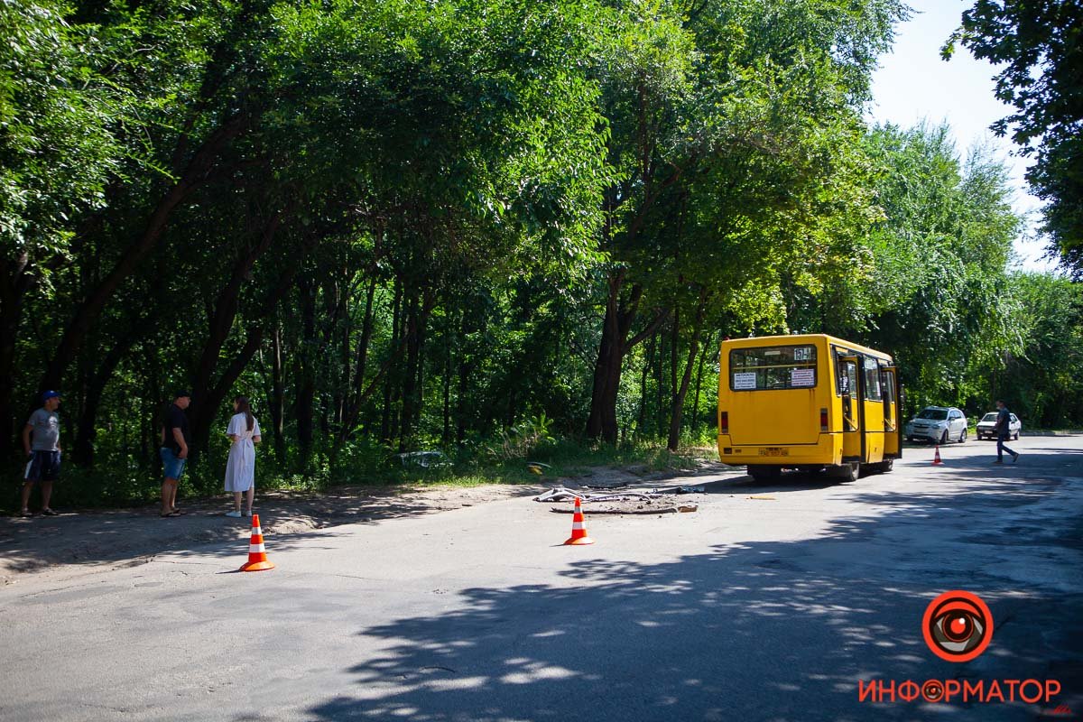 На улице Космонавта Комарова столкнулись Renault и автобус "Эталон" маршрута №157а На улице Космонавта Комарова столкнулись Renault и автобус "Эталон" маршрута №157а
