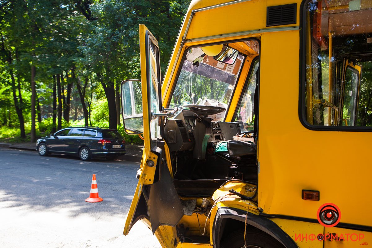Водитель и пассажиры автобуса от госпитализации также отказались Водитель и пассажиры автобуса от госпитализации также отказались