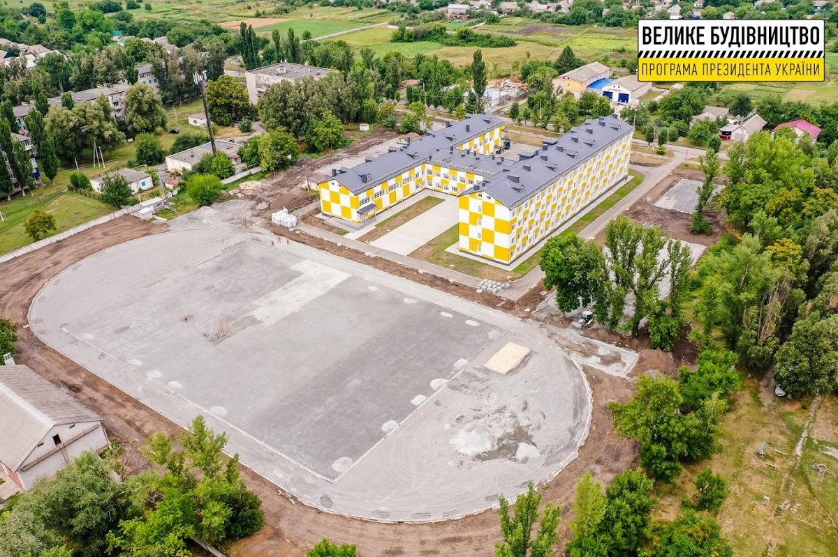 В Перещепино обновляют стадион опорной школы 2