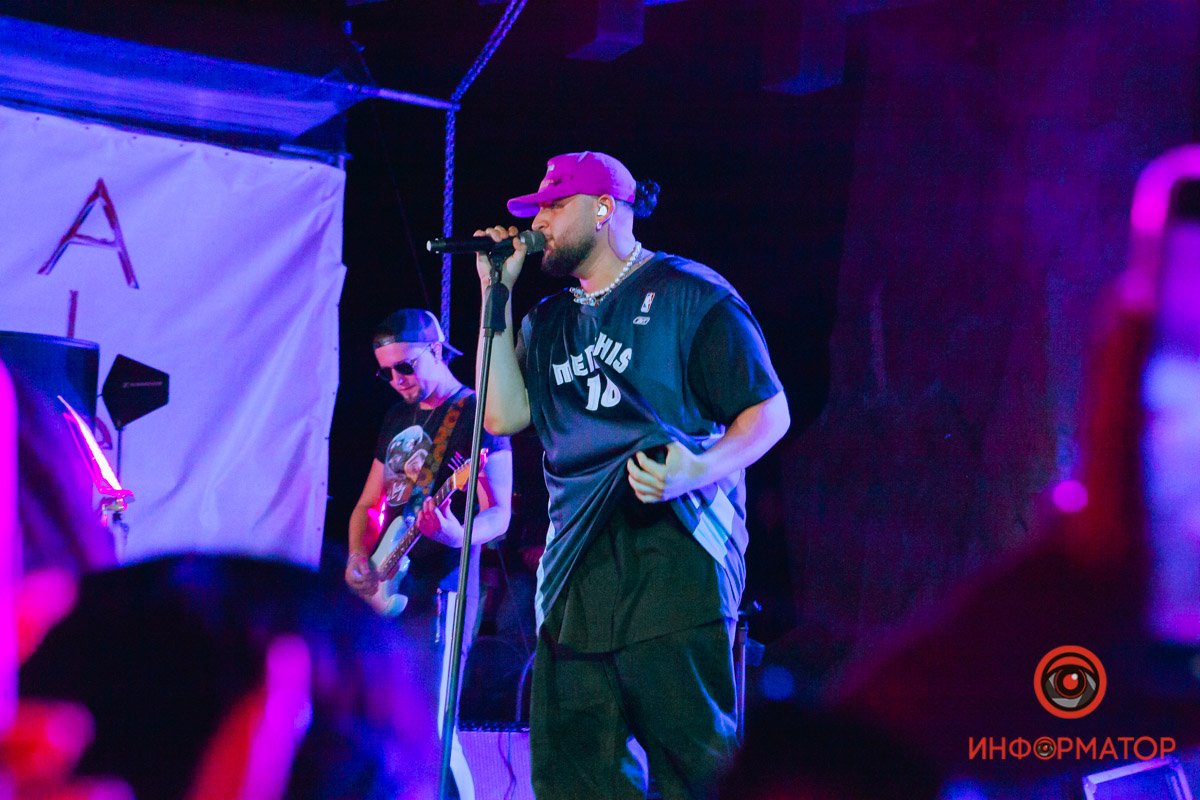 Молодой исполнитель известен своими лирическими композициями Молодой исполнитель известен своими лирическими композициями