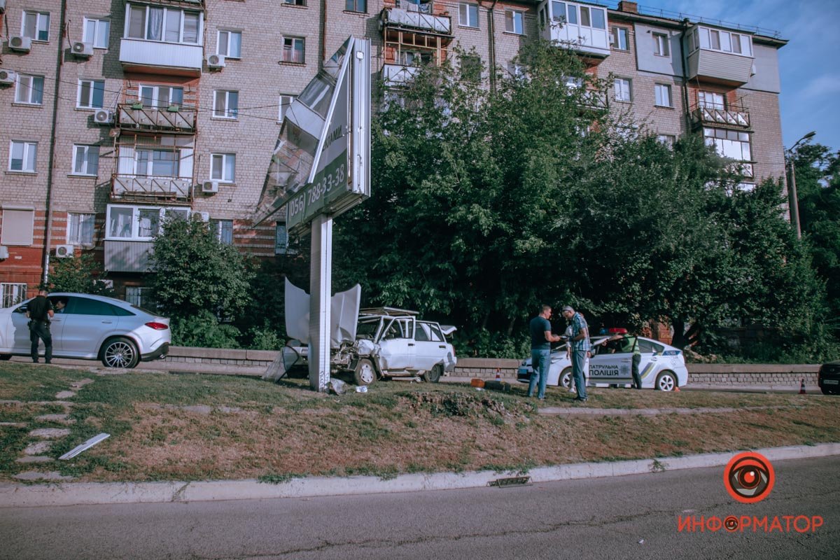 Возле памятника Славы произошло ДТП Возле памятника Славы произошло ДТП