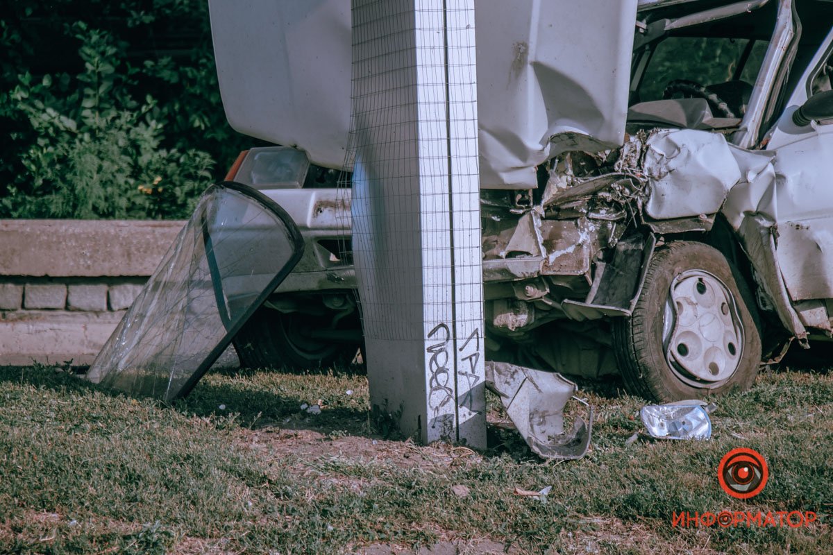 Автомобиль ЗАЗ влетел в рекламный билборд Автомобиль ЗАЗ влетел в рекламный билборд