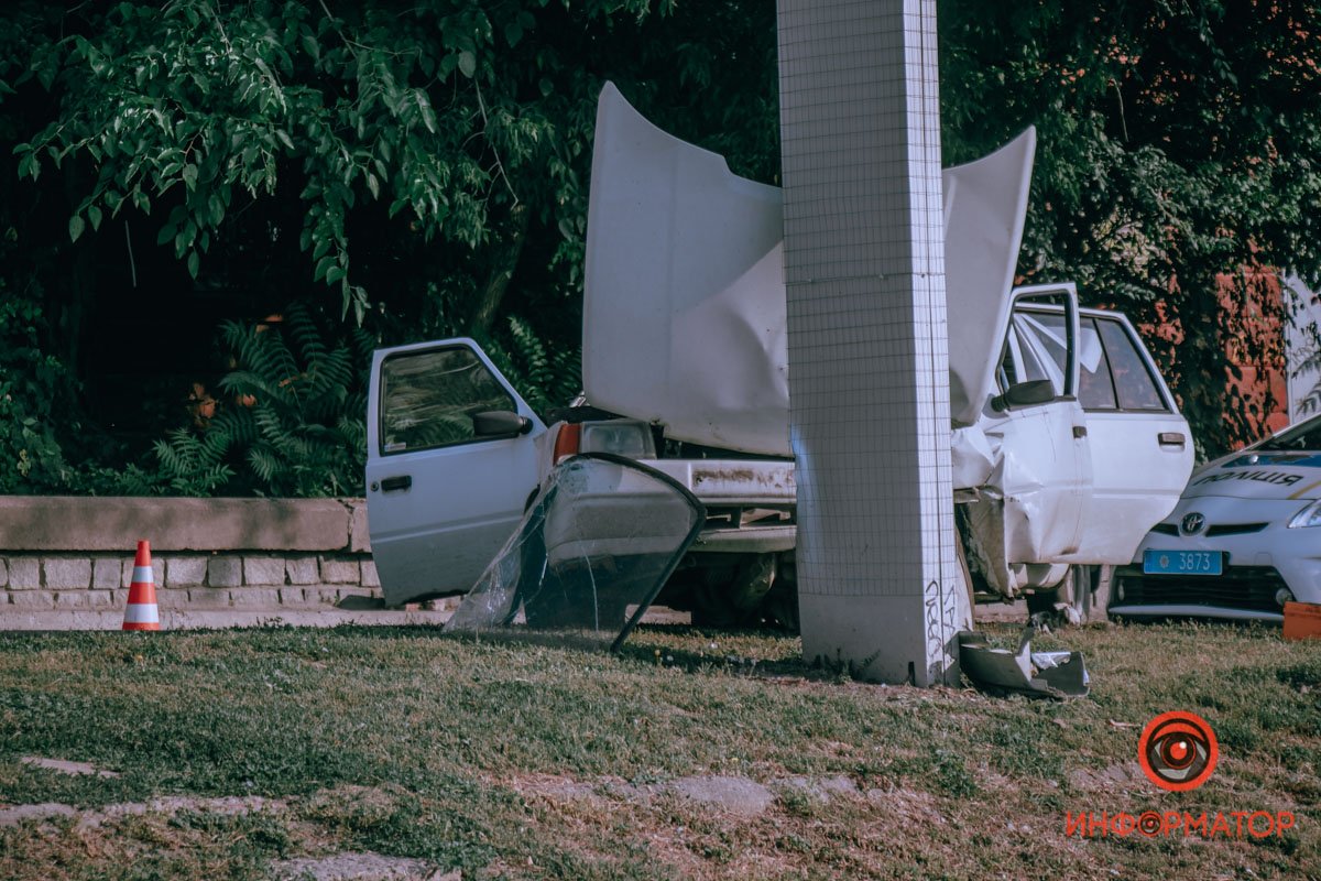 Мужчину из салона доставали спасатели, сейчас он в больнице Мужчину из салона доставали спасатели, сейчас он в больнице