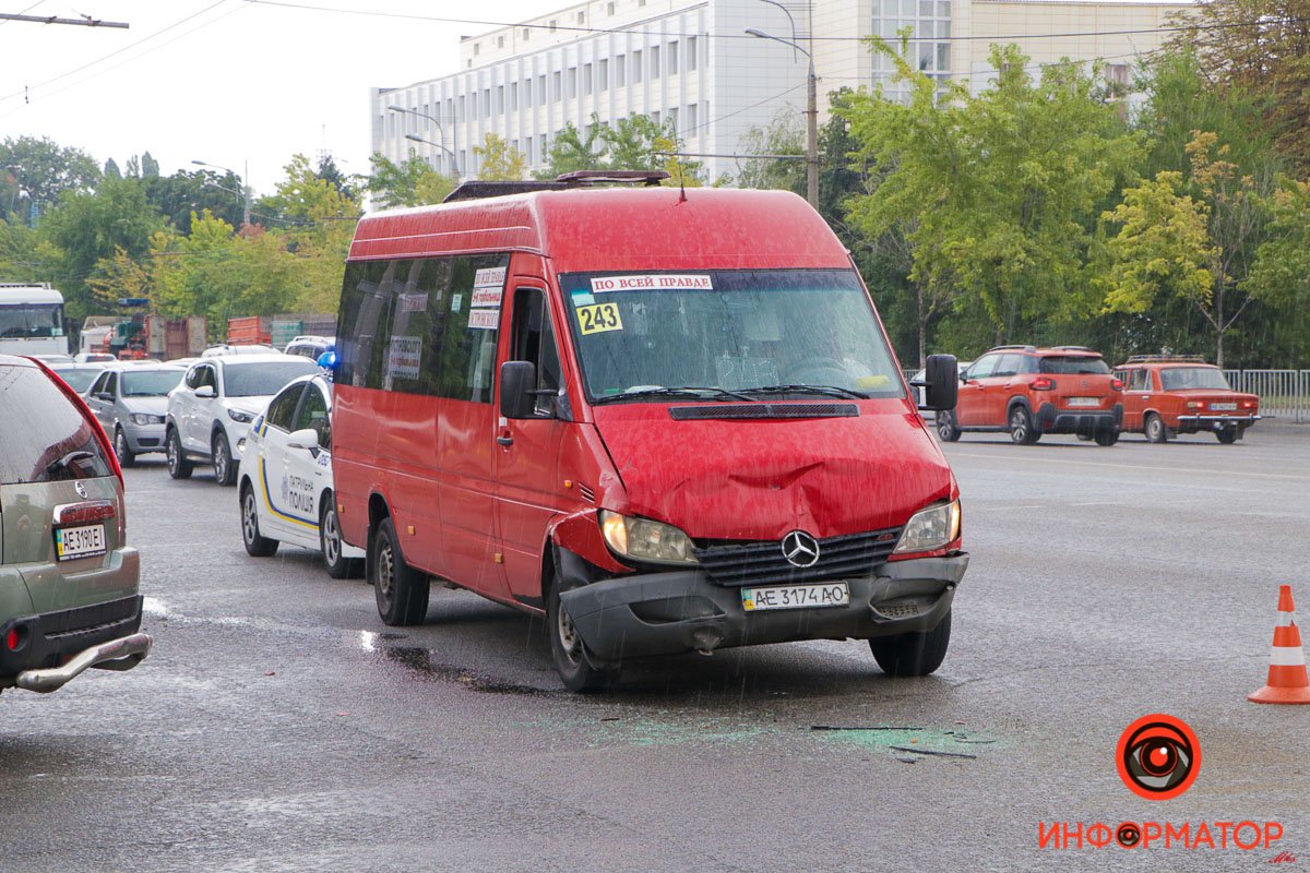 Маршрутка ехала по Слобожанскому проспекту в сторону центра в правой полосе Маршрутка ехала по Слобожанскому проспекту в сторону центра в правой полосе