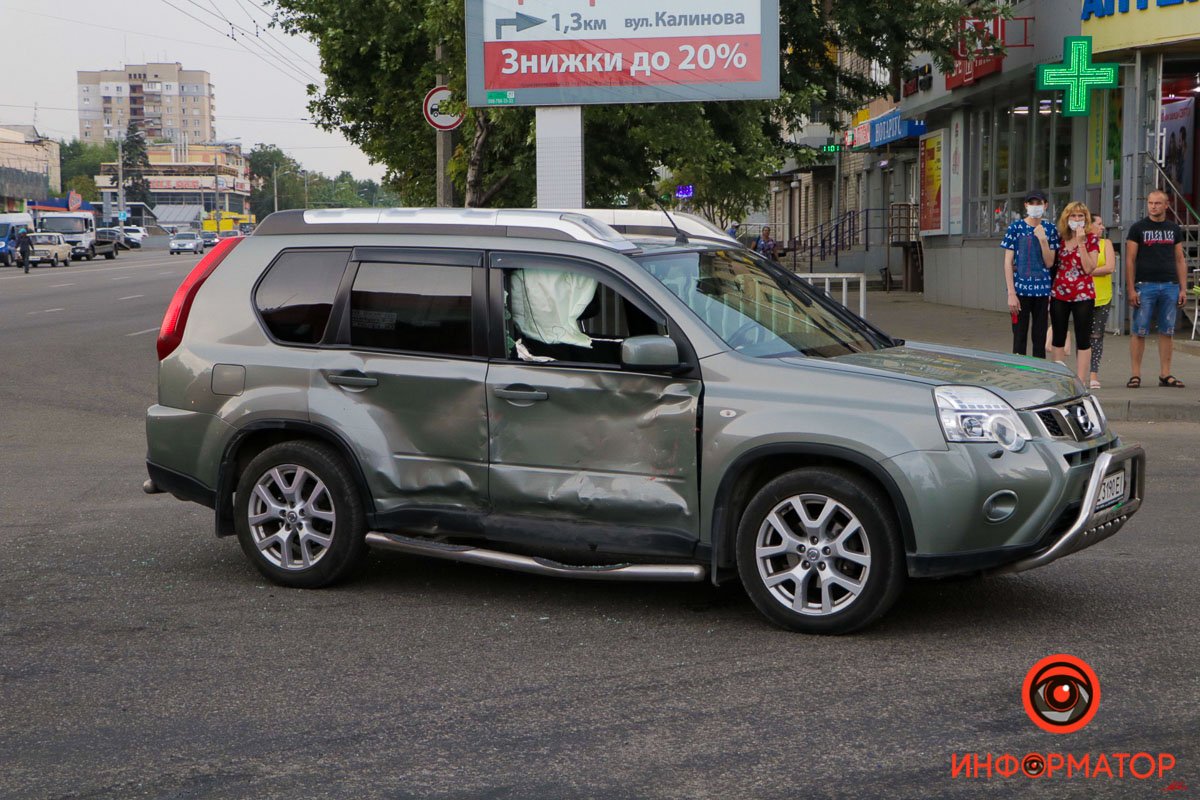 В маршрутке находились 12 пассажиров, шестерых из них скорые забрали в больницу №6 В маршрутке находились 12 пассажиров, шестерых из них скорые забрали в больницу №6