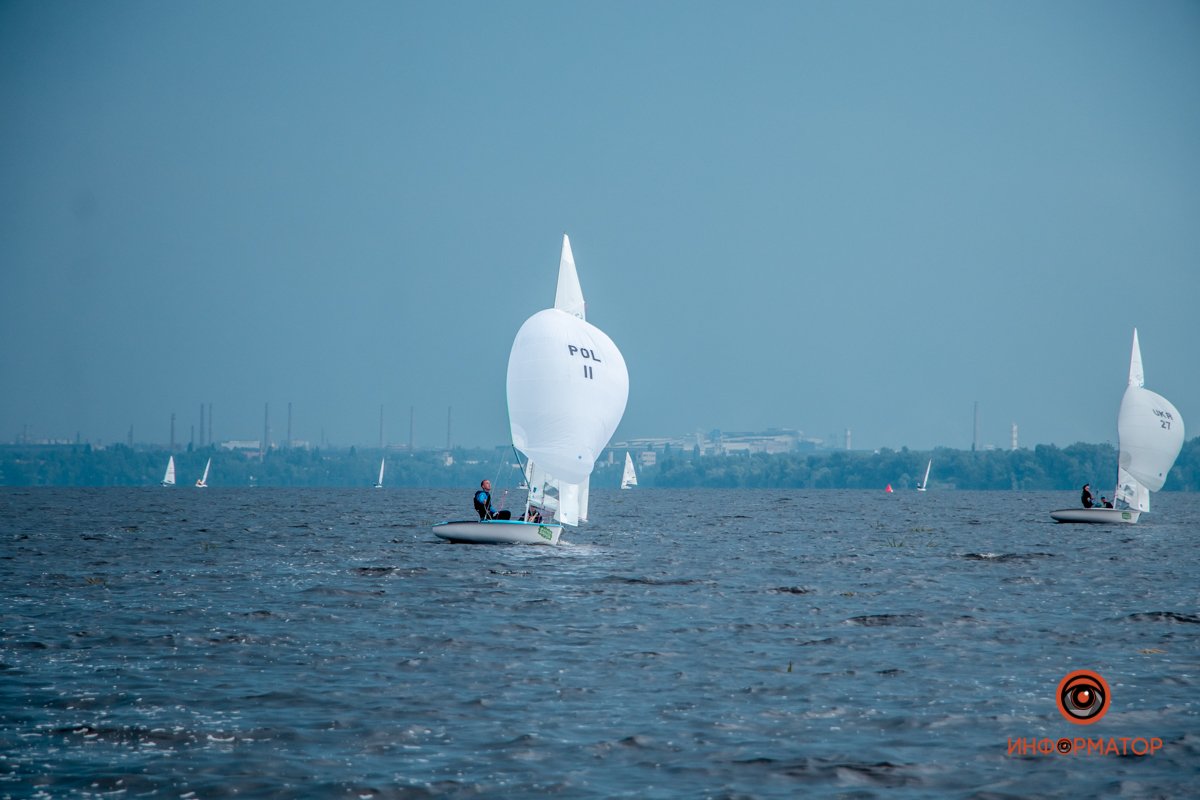 Десятки белых парусов