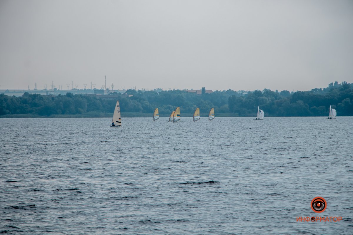 С берега можно наблюдать абсолютно бесплатно, но трудно что-то понять