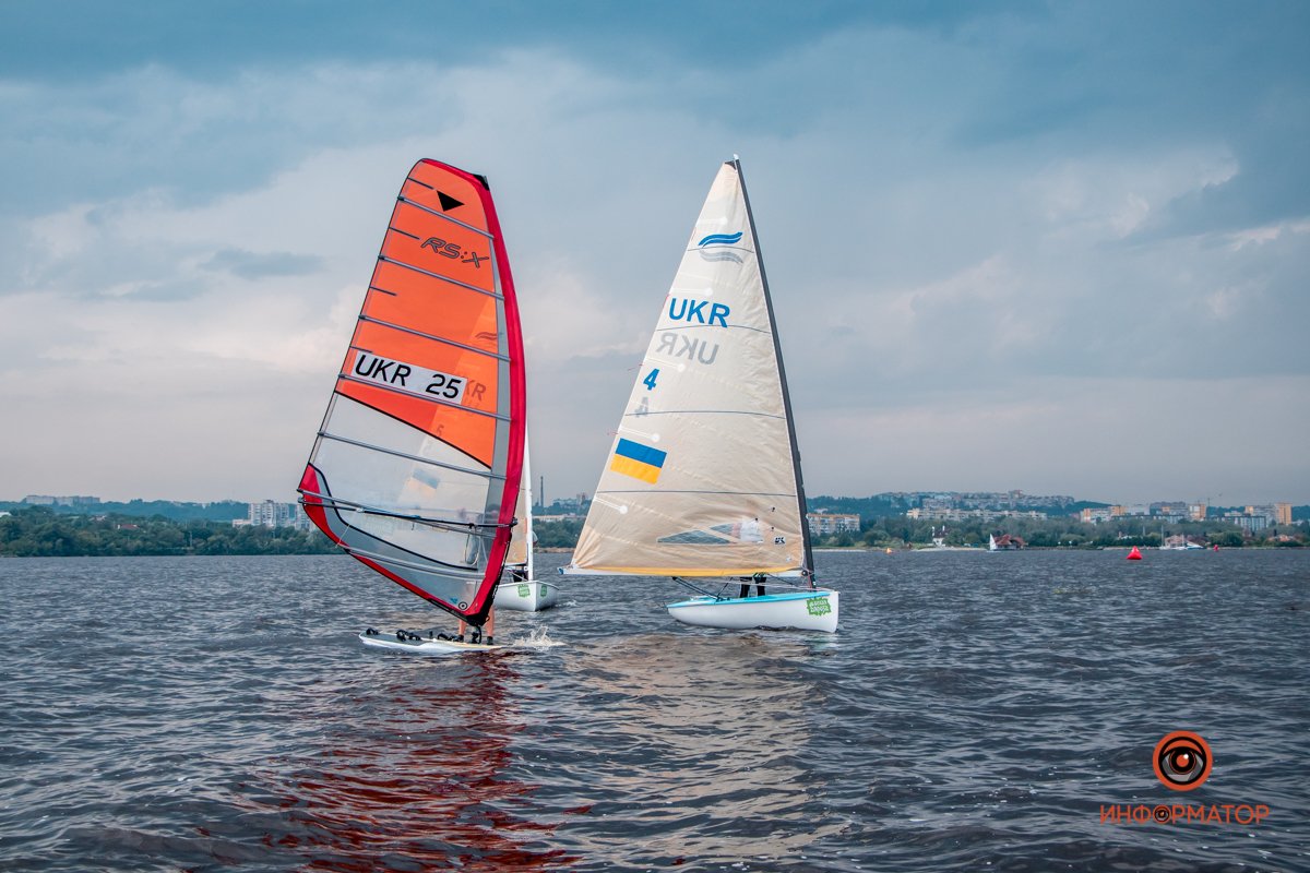 А вот из-за ветра приходится перестраивать дистанцию