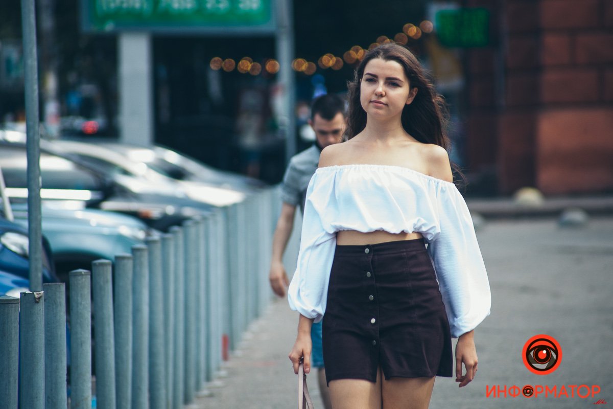 О чем-то задумалась