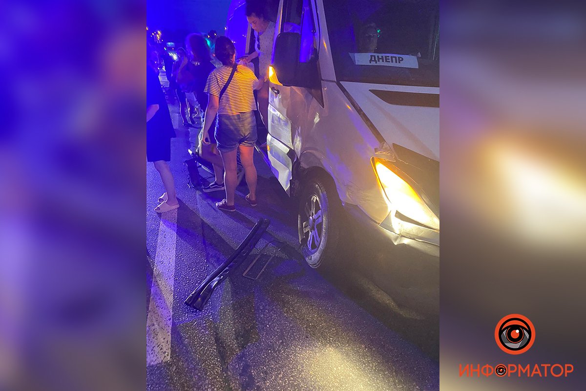 В Запорожье в ДТП попал микроавтобус Mercedes, который ехал с Железного Порта в Днепр В Запорожье в ДТП попал микроавтобус Mercedes, который ехал с Железного Порта в Днепр