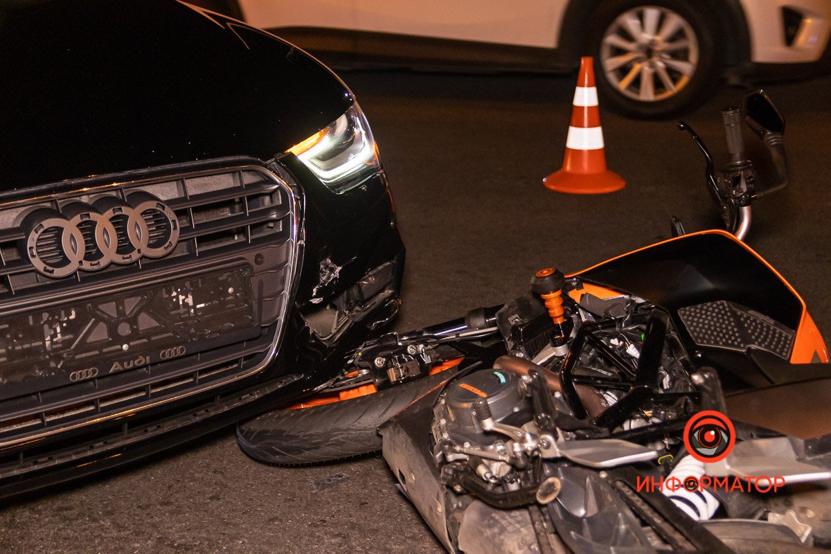 Водитель Audi не заметил байкера в темноте Водитель Audi не заметил байкера в темноте