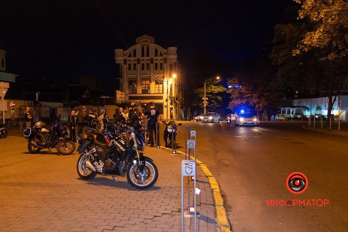 Рядом собралась толпа байкеров Рядом собралась толпа байкеров