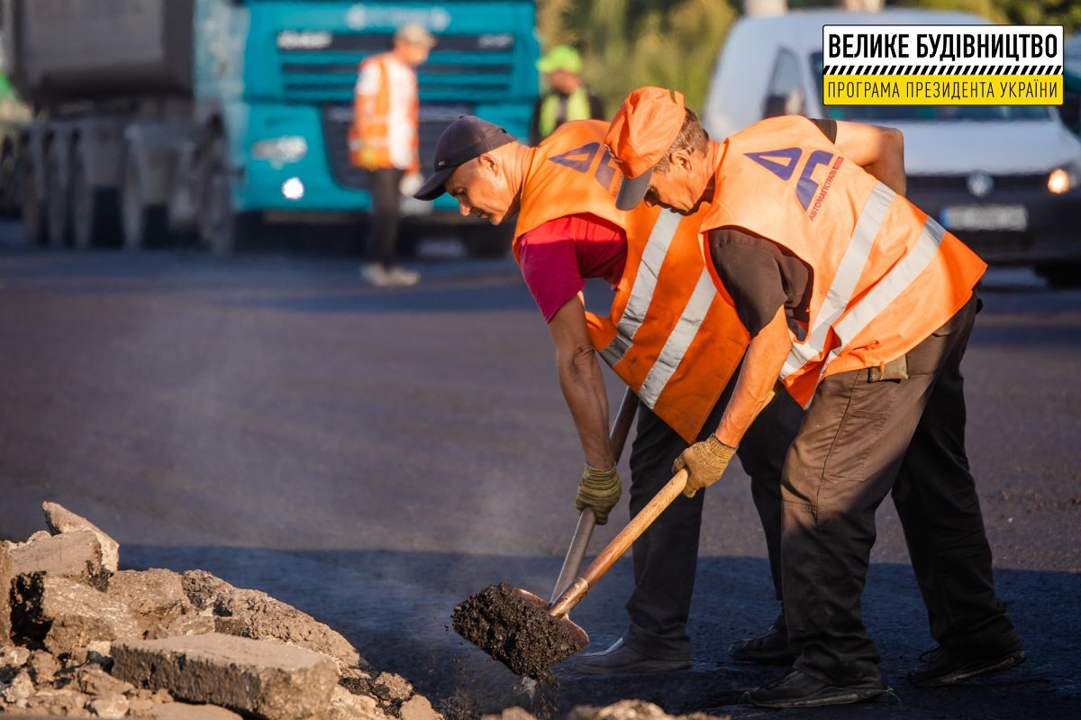 В режиме 24/7 обновляют самую длинную улицу Павлограда 1