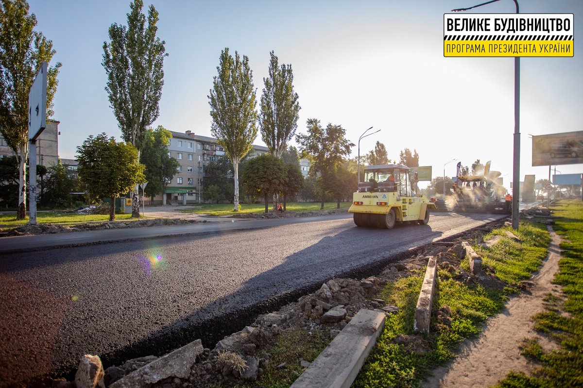В режиме 24/7 обновляют самую длинную улицу Павлограда 5