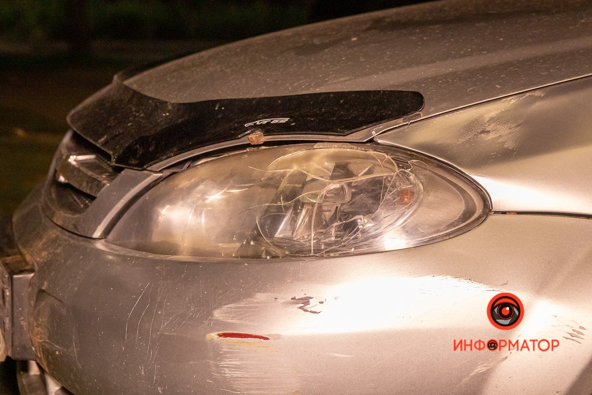 В Днепре на Метростроевской Chevrolet сбил пару на скутере 2