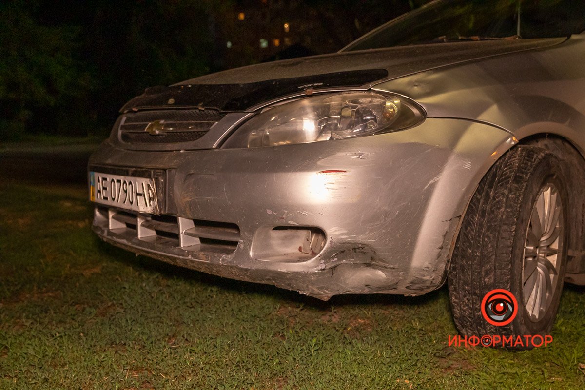 В Днепре на Метростроевской Chevrolet сбил пару на скутере 3