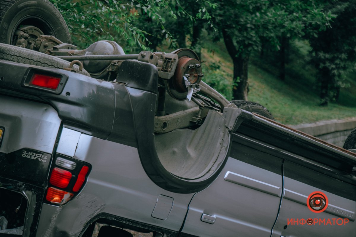 На улице 6-й Стрелковой дивизии перевернулся Mitsubishi