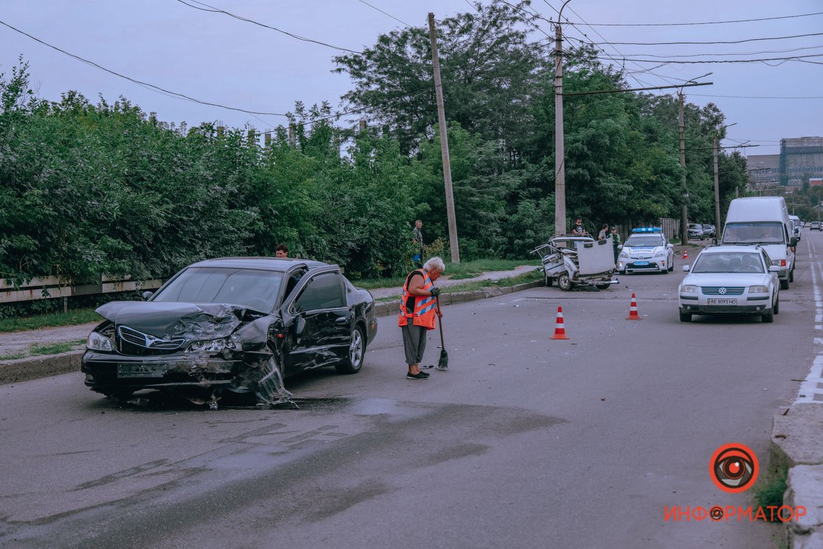 В Днепре на Гальченко столкнулись Nissan и ВАЗ В Днепре на Гальченко столкнулись Nissan и ВАЗ