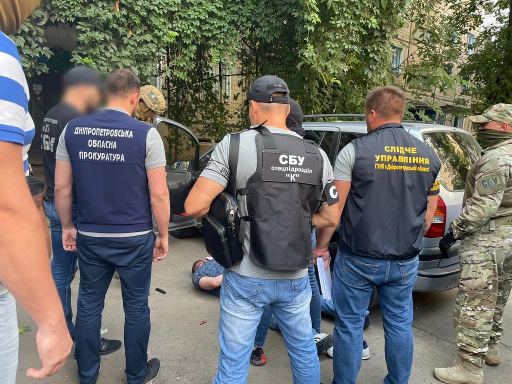 В Кривом Роге женщина обратилась к криминальному авторитету, чтобы "выбить" из предпринимателя несуществующий долг В Кривом Роге женщина обратилась к криминальному авторитету, чтобы "выбить" из предпринимателя несуществующий долг