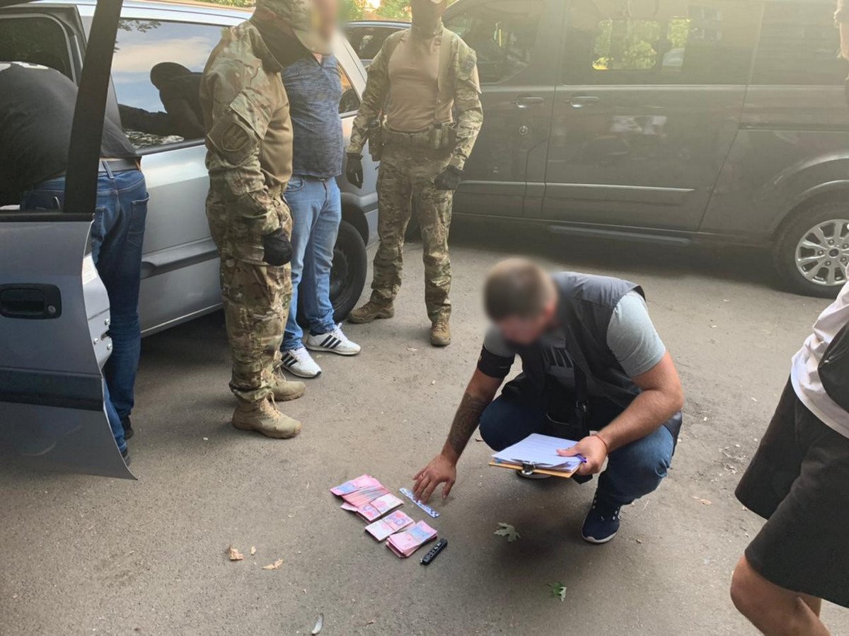 Потерпевший отдал 15 тысяч гривен Потерпевший отдал 15 тысяч гривен