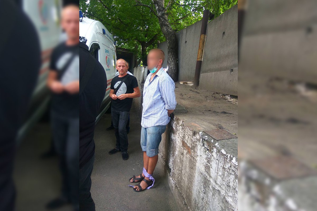 Мужчину связали подручными средствами Мужчину связали подручными средствами