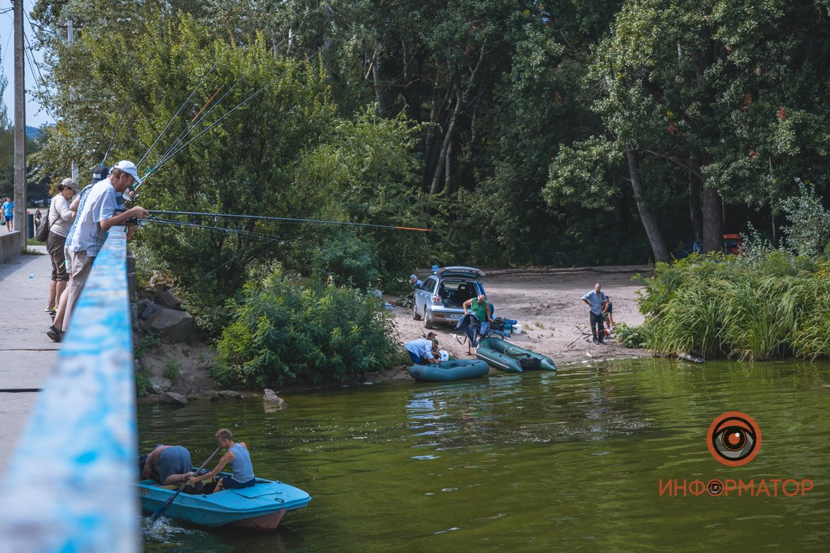 На косе полно рыбаков На косе полно рыбаков