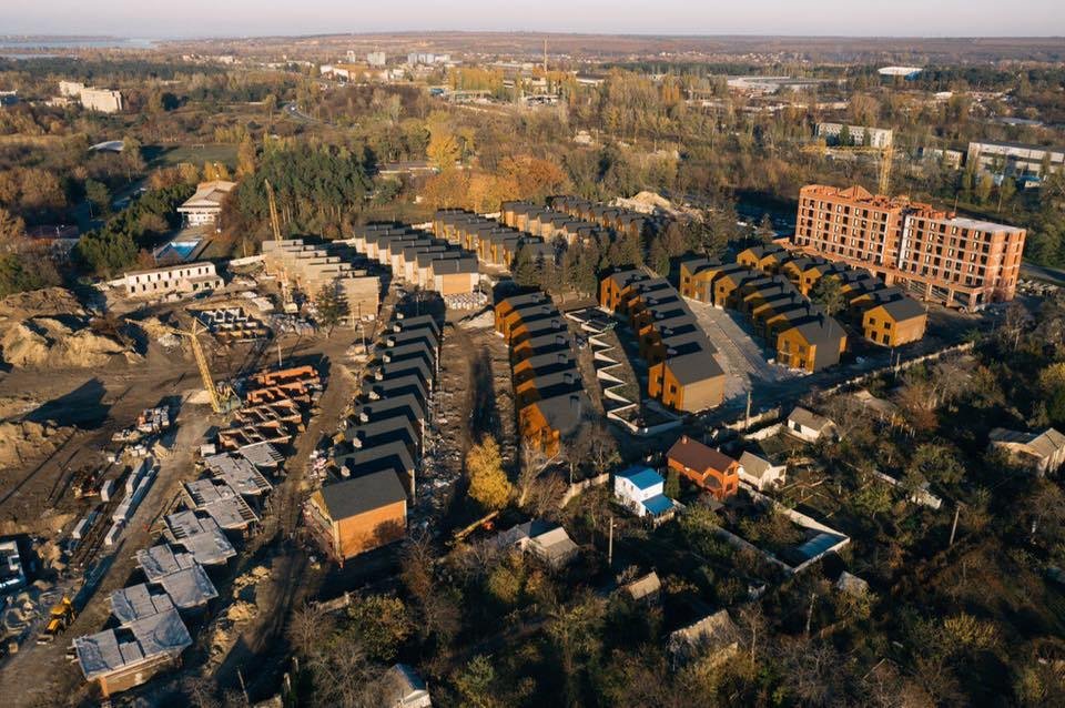 Строительство коттеджей и многоквартирного дома ЖК “Comfort City Lagoon” Строительство коттеджей и многоквартирного дома ЖК “Comfort City Lagoon”