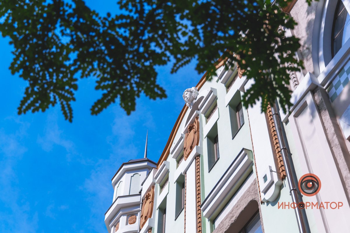 Следит за нами