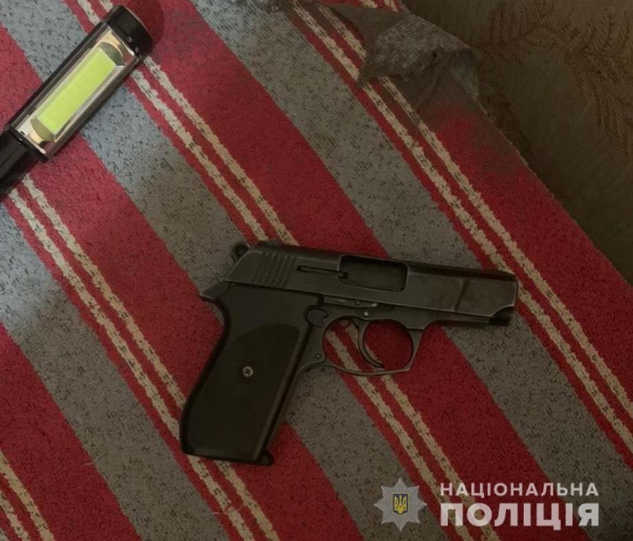 В Днепре шестеро мужчин грабили киоски на рынках в Амур-Нижнеднепровском районе В Днепре шестеро мужчин грабили киоски на рынках в Амур-Нижнеднепровском районе