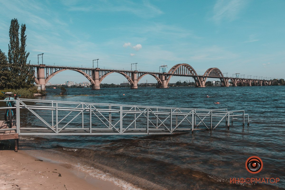 с помощью спуска в воду человек может пересесть с инвалидной коляски на специальное кресло