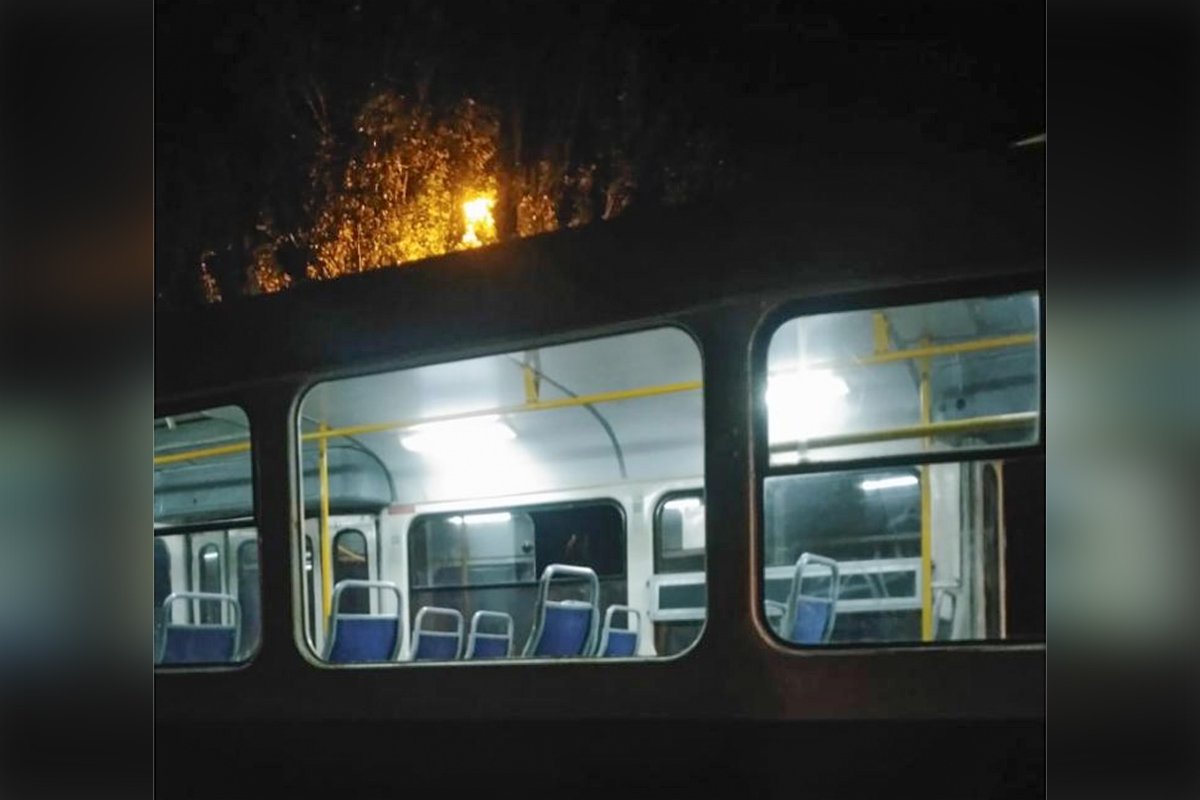 В Днепре за вечер разбили окна в двух трамвайных составах В Днепре за вечер разбили окна в двух трамвайных составах