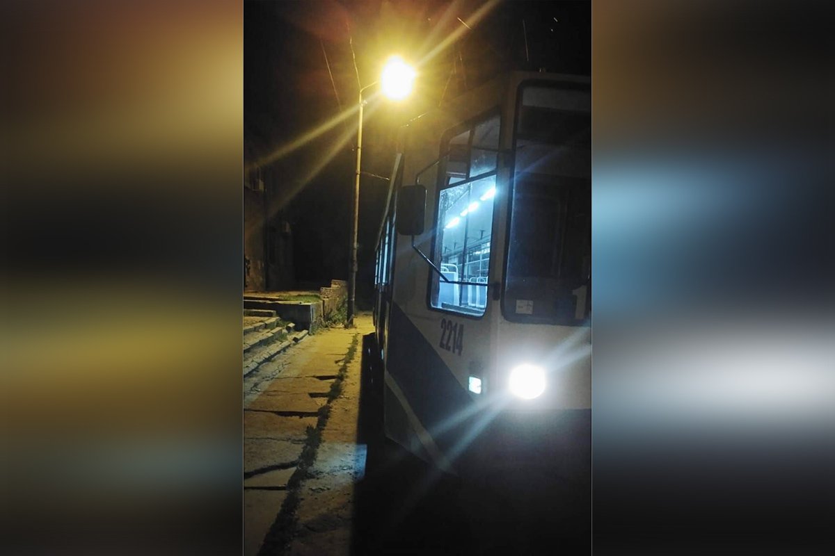 На остановке "Комбайновый завод" вандалы разбили стекло третьей двери в трамвае №19 На остановке "Комбайновый завод" вандалы разбили стекло третьей двери в трамвае №19