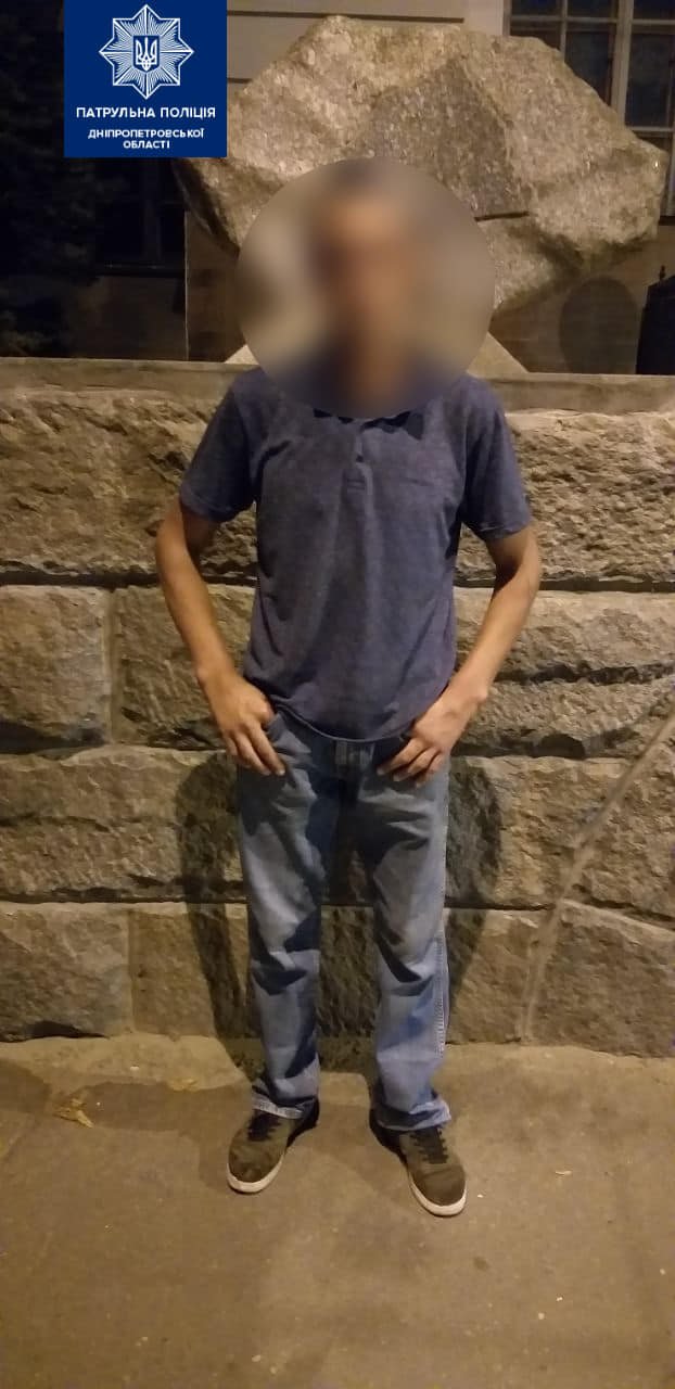 В четверг, 12 августа, около 23:52, мужчина проник в здание НТУ "Днепровская политехника" В четверг, 12 августа, около 23:52, мужчина проник в здание НТУ "Днепровская политехника"