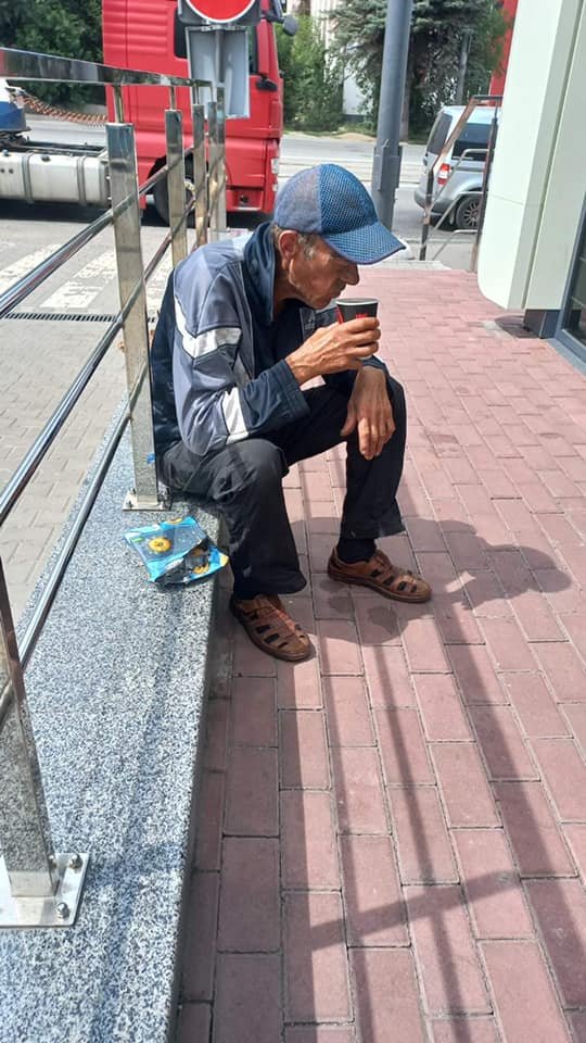 Мужчина 3 дня сидит на заправке