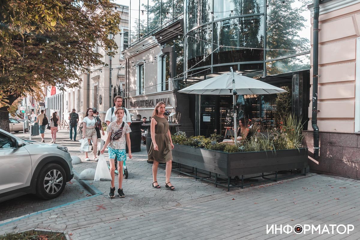 В Днепре магазин "Библиотека вина" обвиняют в "захвате тротуара": как все обстоит на самом деле 1