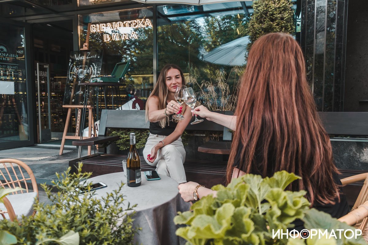 В Днепре магазин "Библиотека вина" обвиняют в "захвате тротуара": как все обстоит на самом деле 3