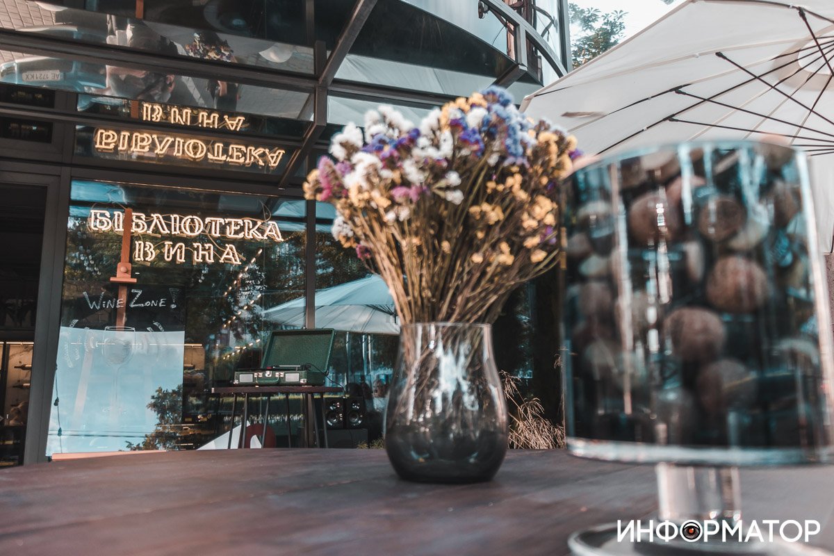 В Днепре магазин "Библиотека вина" обвиняют в "захвате тротуара": как все обстоит на самом деле 4