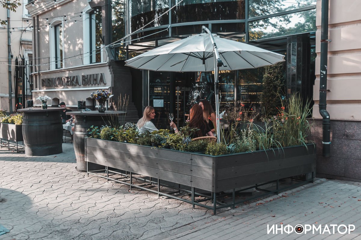 В Днепре магазин "Библиотека вина" обвиняют в "захвате тротуара": как все обстоит на самом деле 5