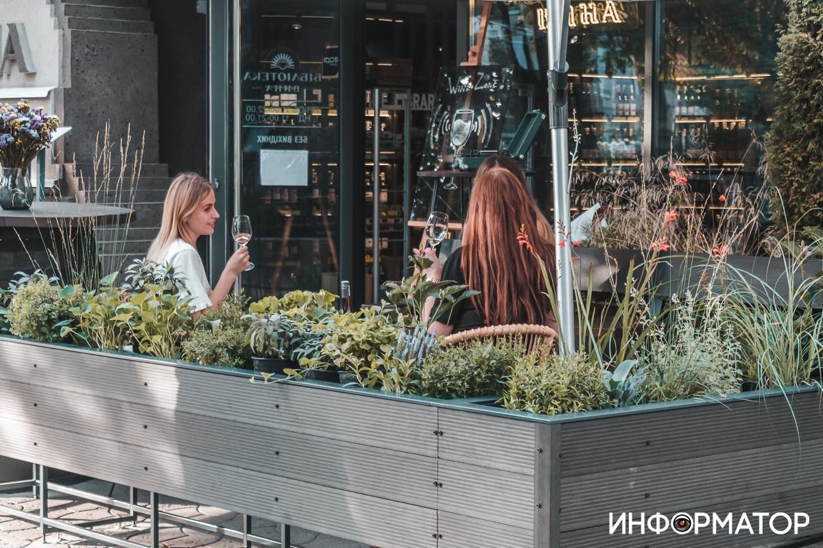 В Днепре магазин "Библиотека вина" обвиняют в "захвате тротуара": как все обстоит на самом деле 6