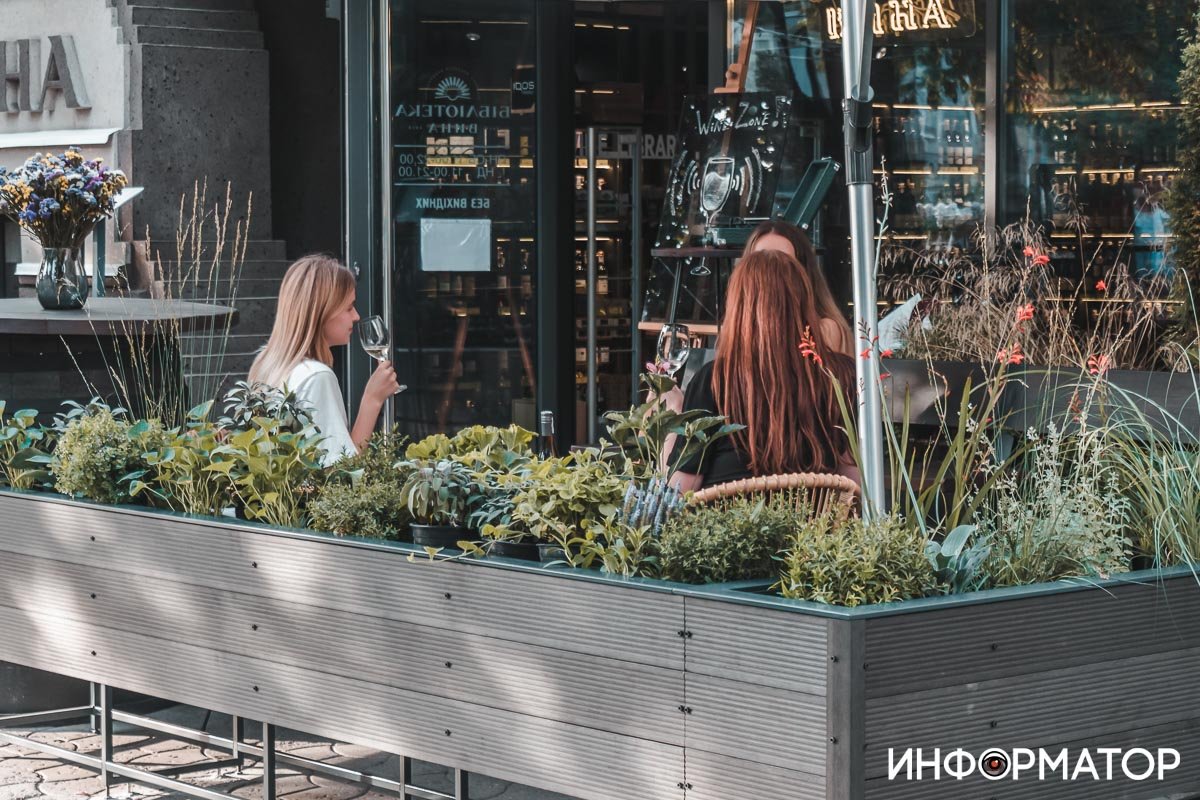 В Днепре магазин "Библиотека вина" обвиняют в "захвате тротуара": как все обстоит на самом деле 7