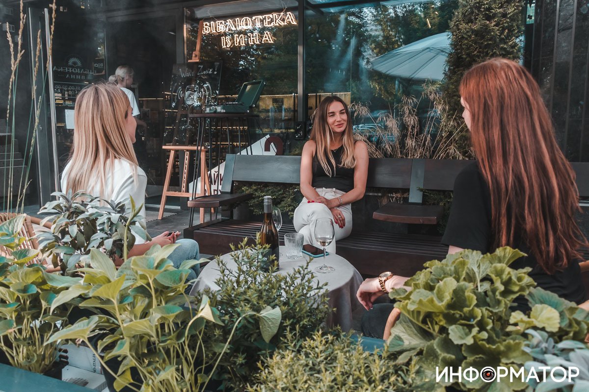В Днепре магазин "Библиотека вина" обвиняют в "захвате тротуара": как все обстоит на самом деле 8