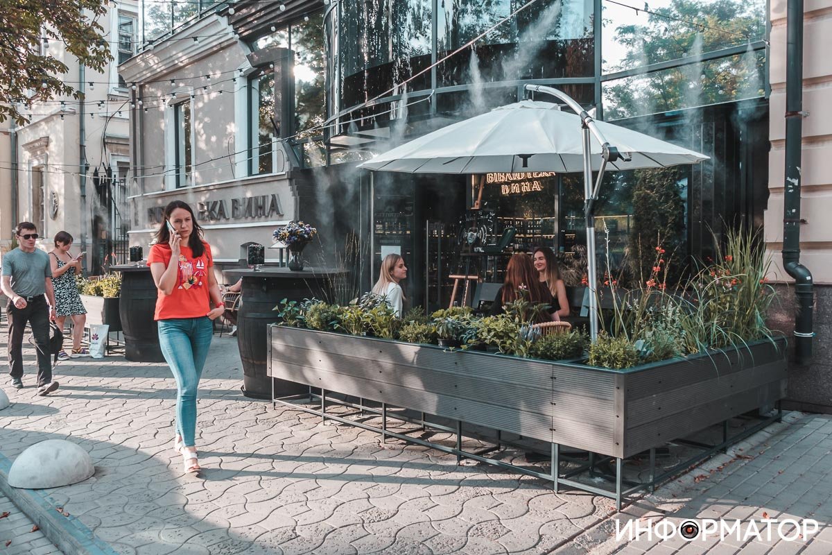 В Днепре магазин "Библиотека вина" обвиняют в "захвате тротуара": как все обстоит на самом деле 9