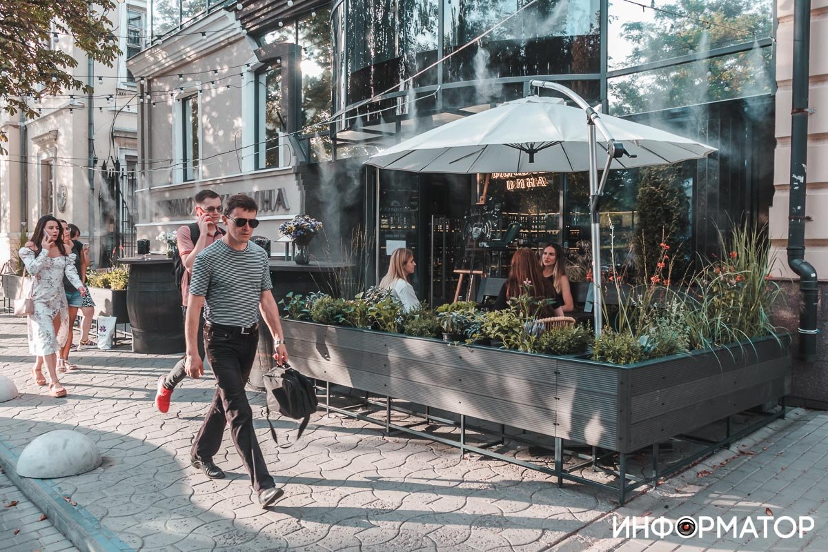 В Днепре магазин "Библиотека вина" обвиняют в "захвате тротуара": как все обстоит на самом деле 10